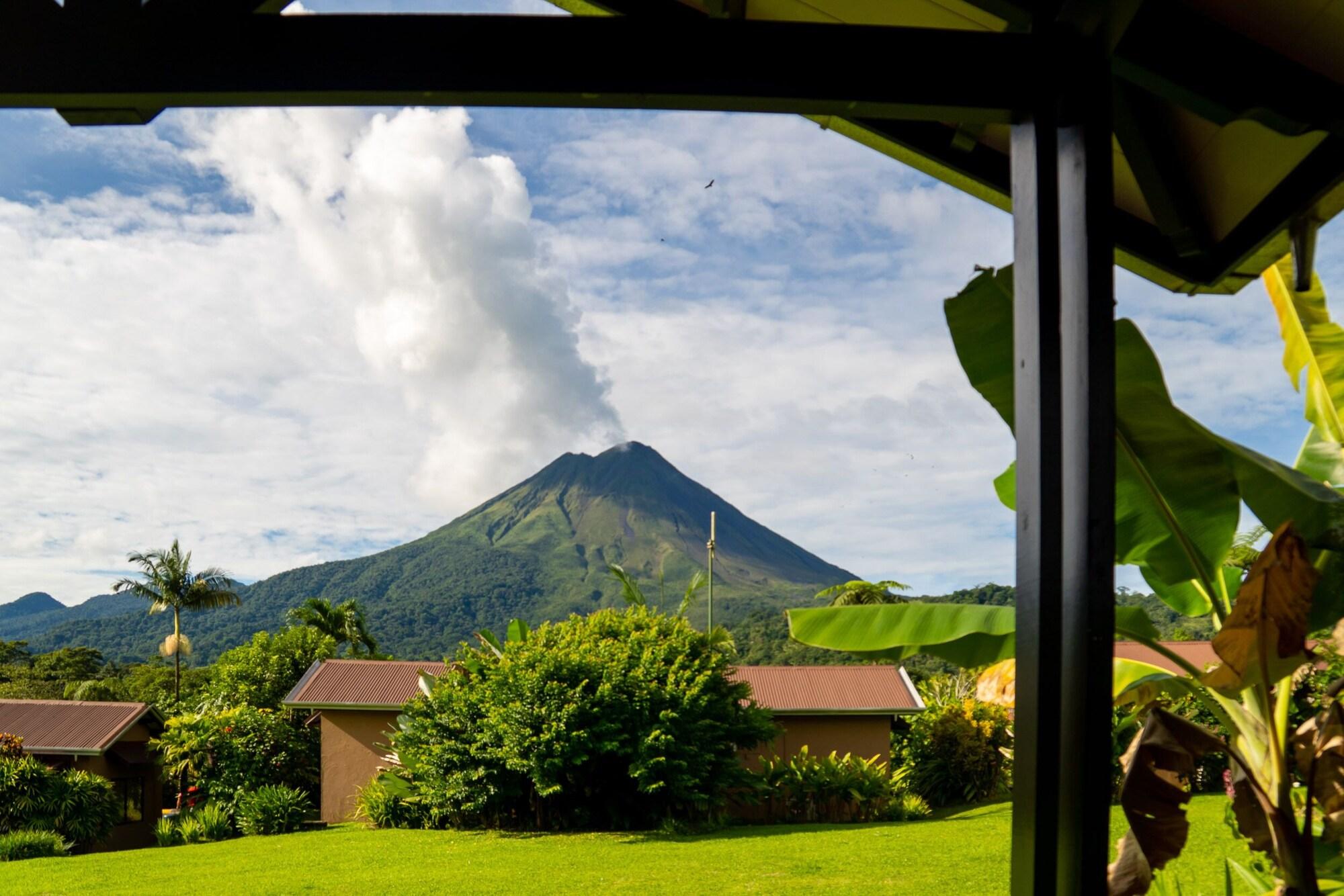 Hotel Arenal Springs Resort & Spa La Fortuna Luaran gambar View of La Fortuna and Arenal Volcano